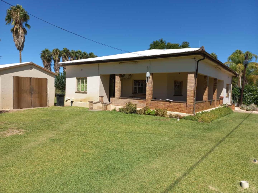 6 Bedroom Property for Sale in Kanoneiland Northern Cape